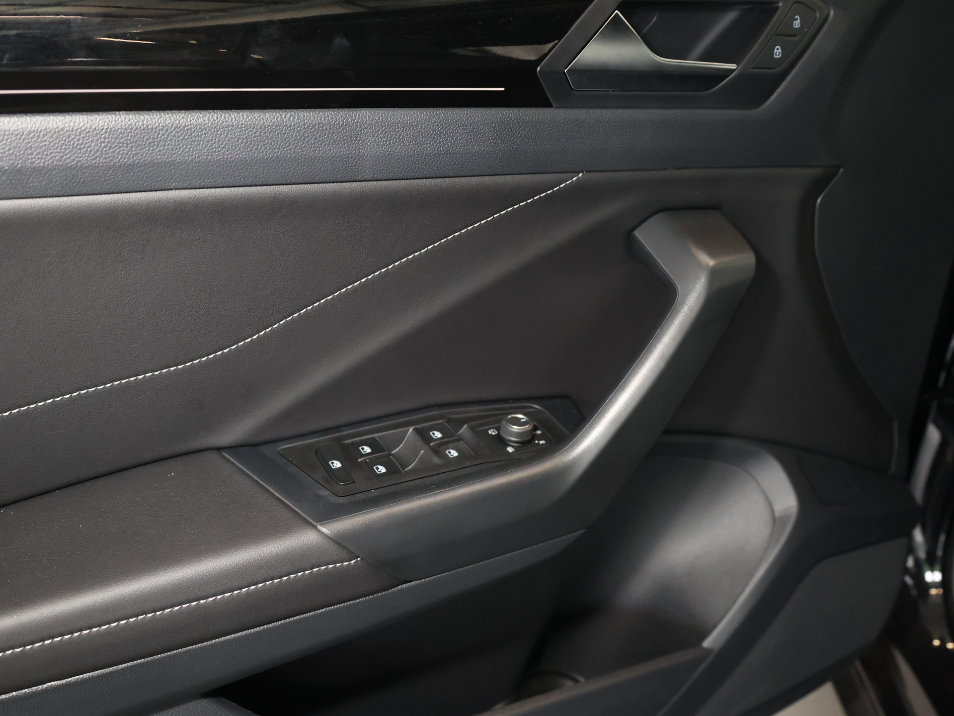 T-Roc 1.5TSI DSG R-Line +19ZOLL+AHK+