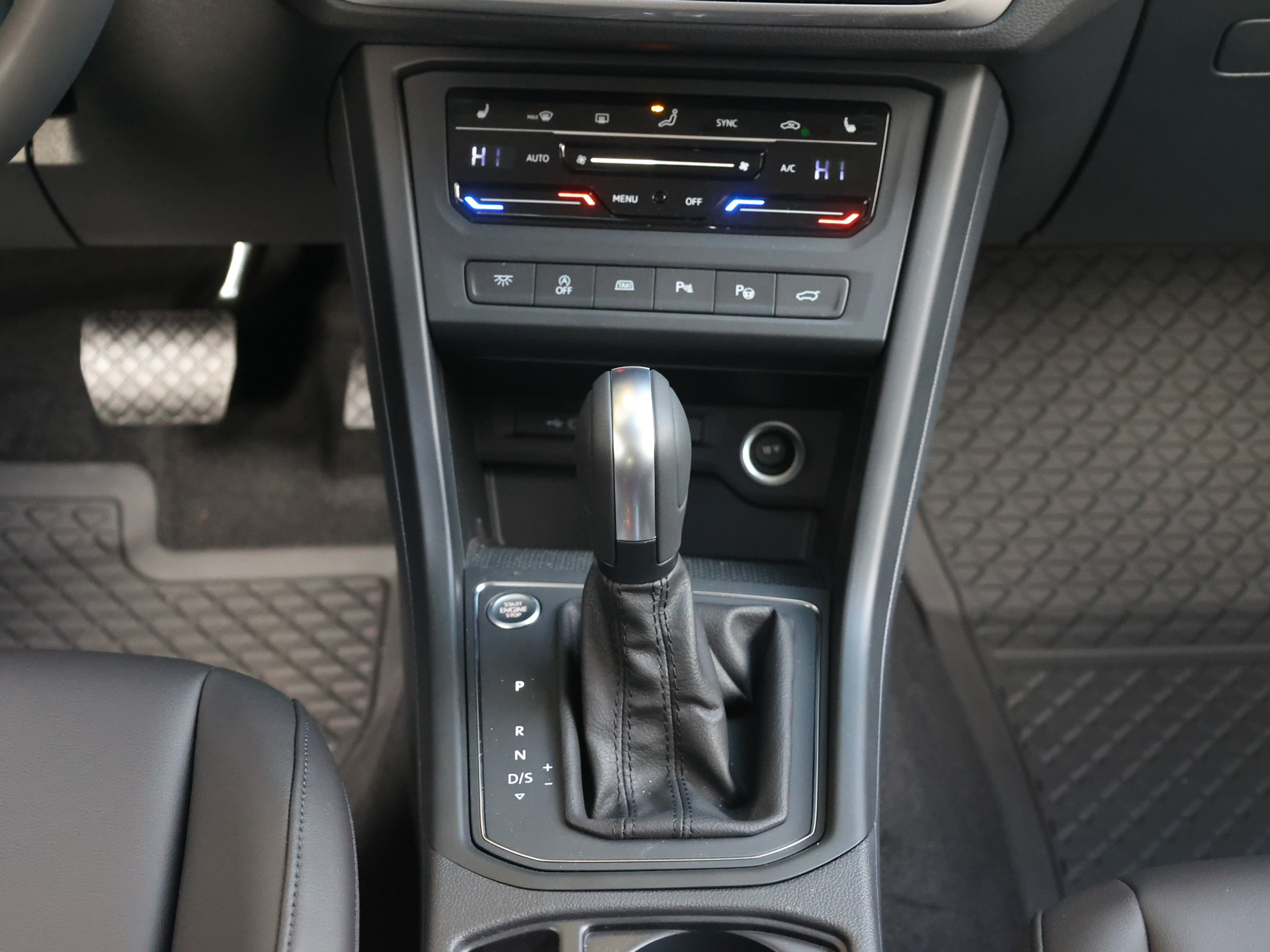 Touran 2.0TDI DSG +TAXI+4SEASON+7-SITZER+