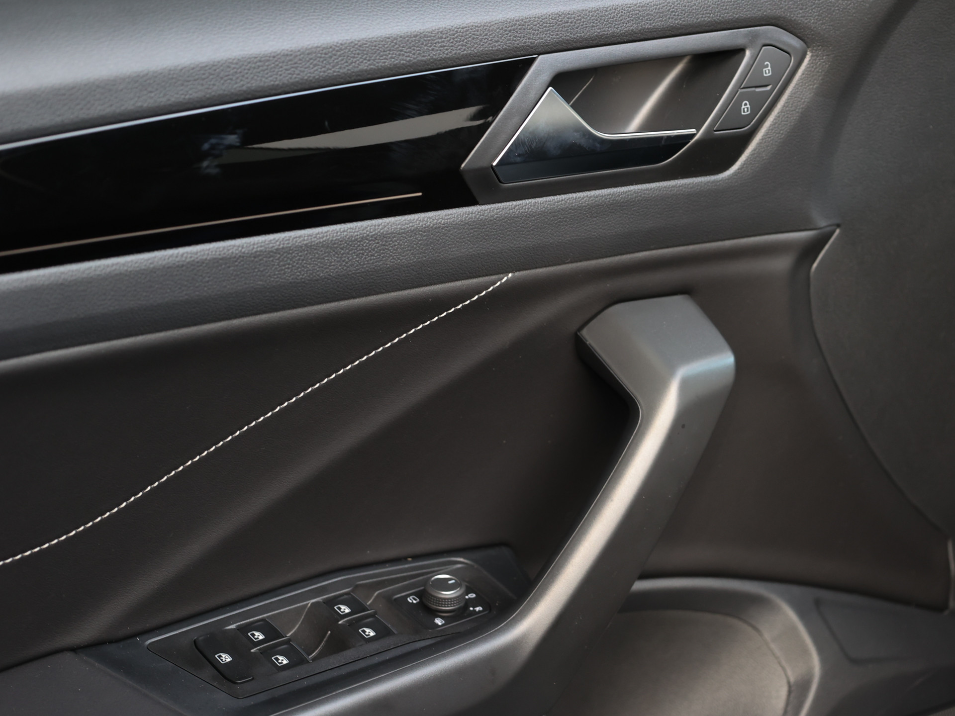 T-Roc 1.5TSI DSG R-Line +BLACK+AHK+