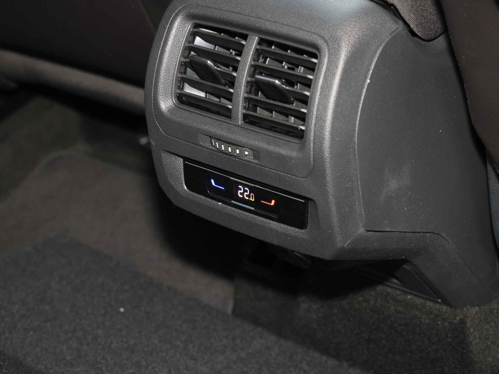 Touran 1.5TSI DSG R-LINE +LED+NAVI+