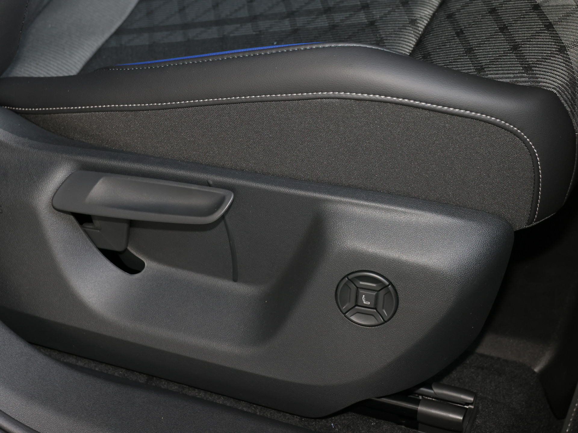 Tiguan 1.5TSI R-LINE+PHEV+AHK+0,5 STEUER+