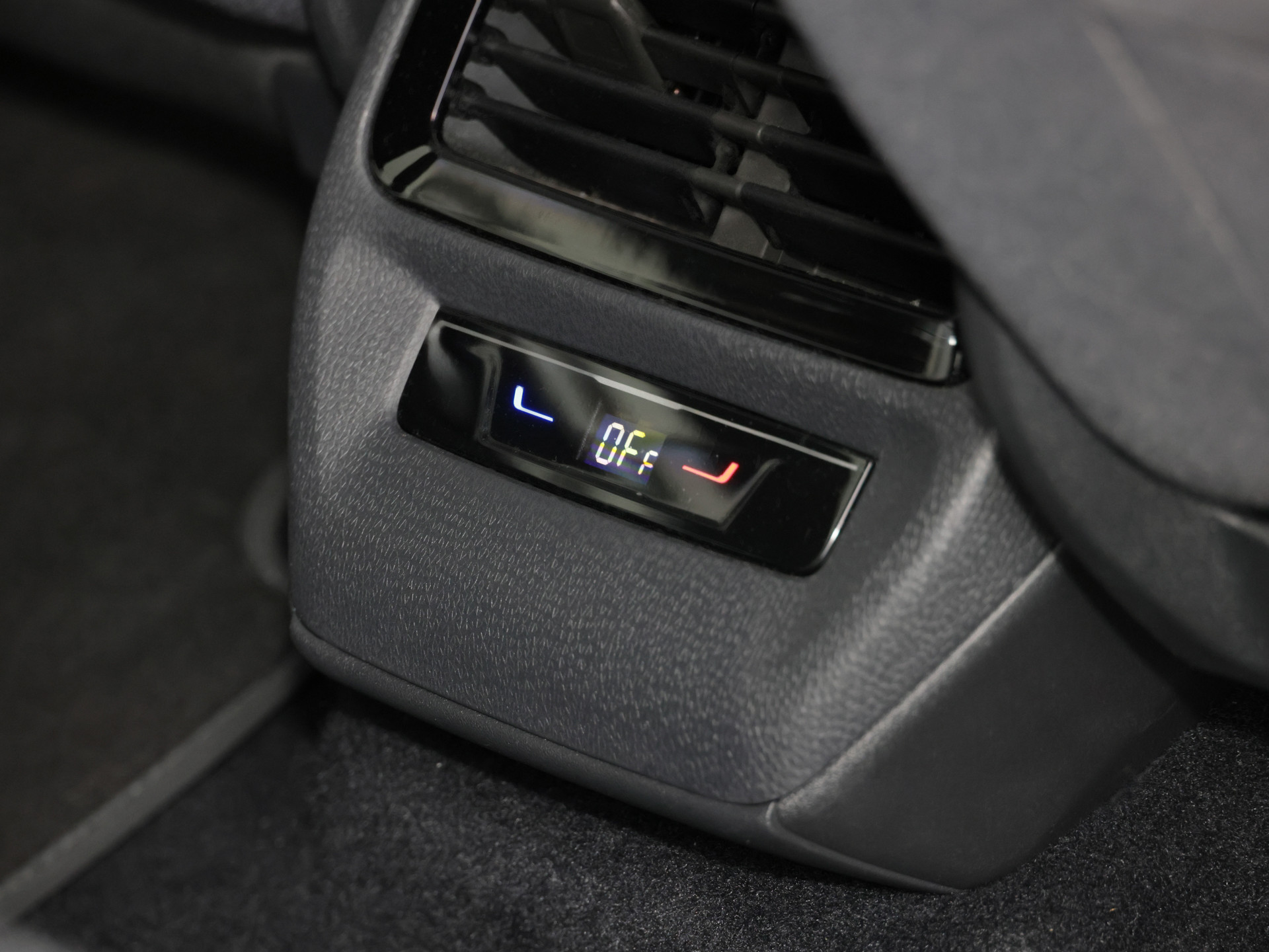 ID.4 Pro +MAX 501KM+AHK+WÄRMEPUMPE+4SEASON