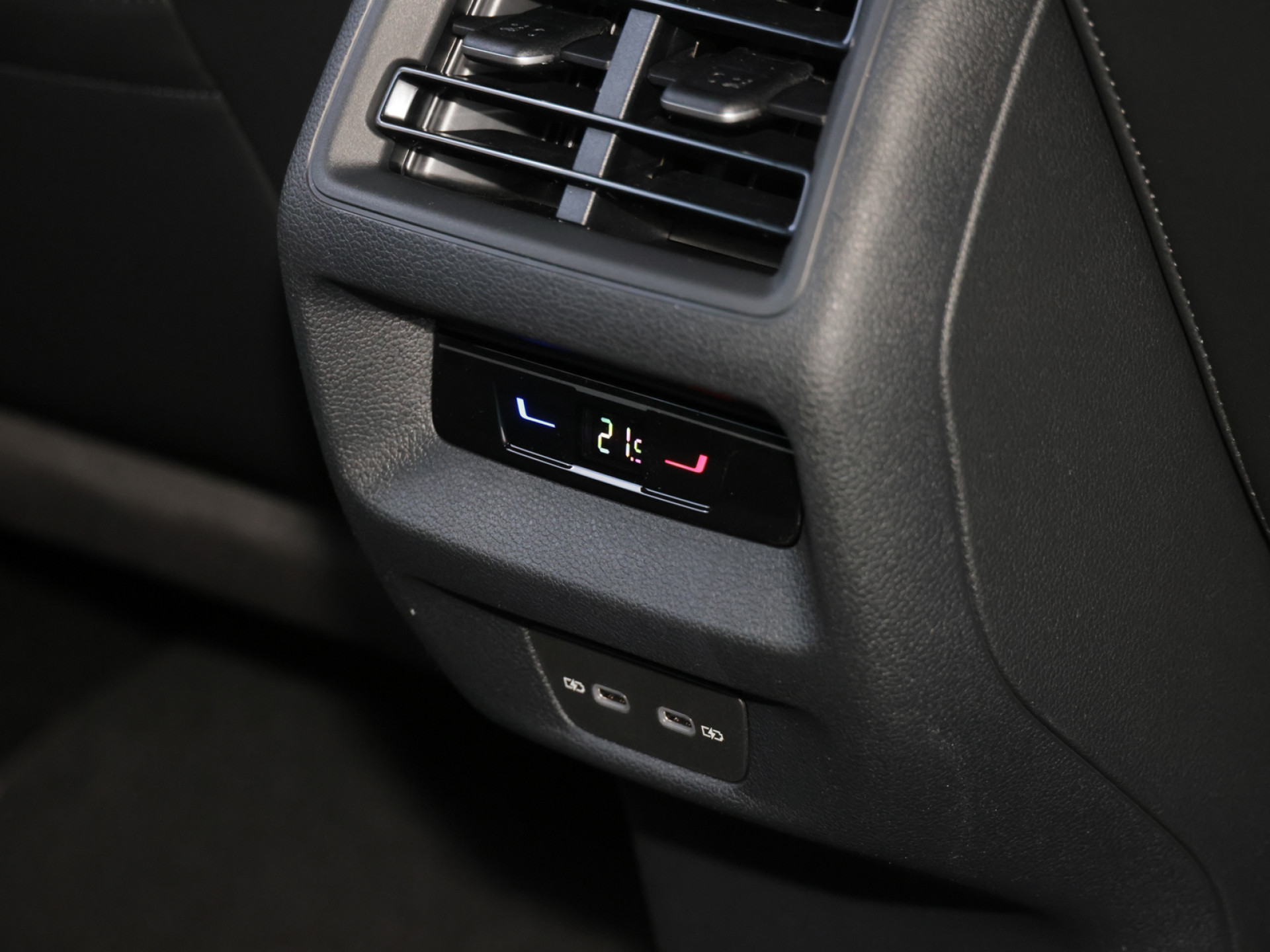 Tayron 2.0TDI DSG R-Line +4MOTION+LEDER+7-SITZER+