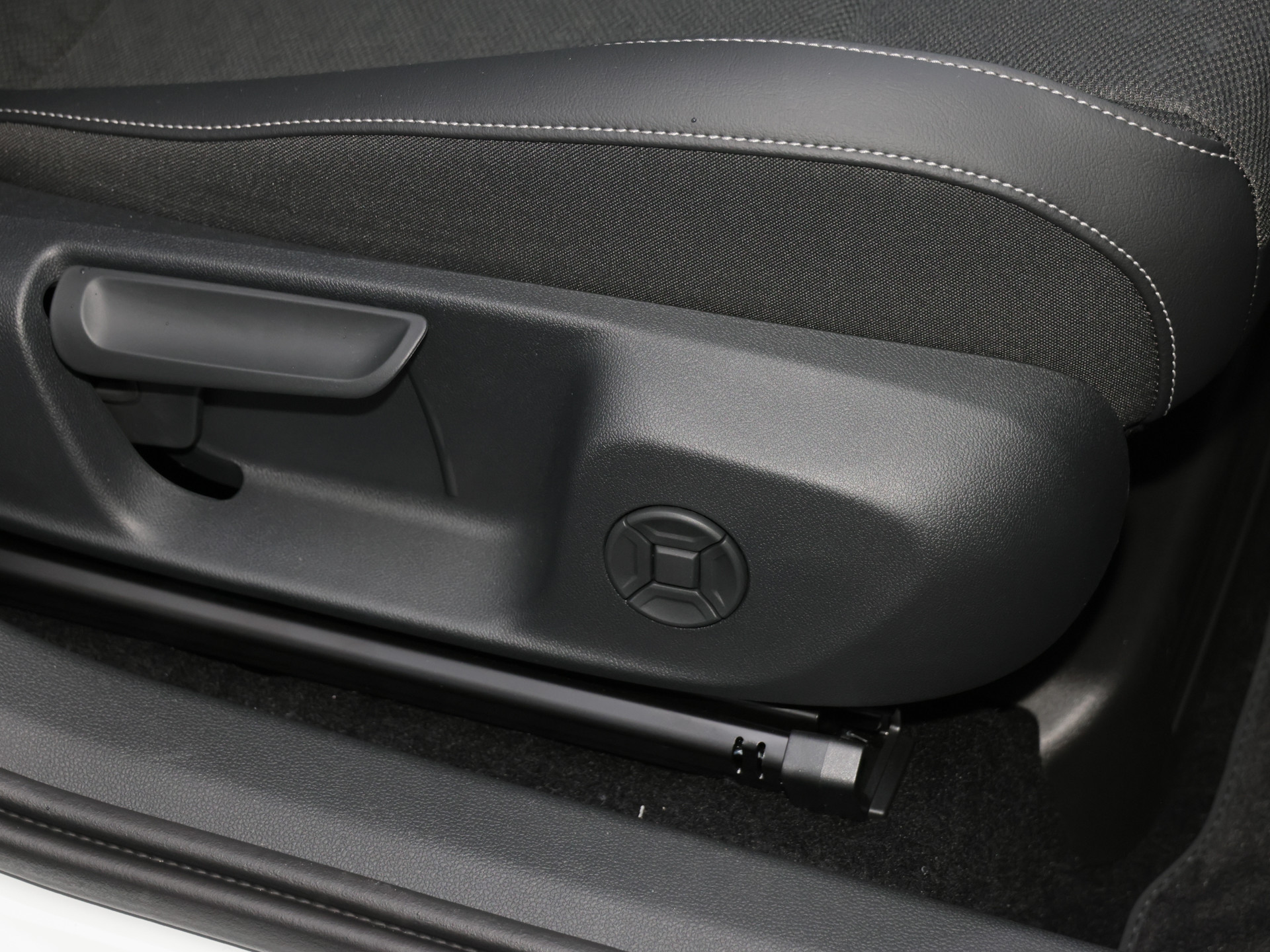 T-Roc R-Line 1.5 eTSI DSG +NEUES MODELL+