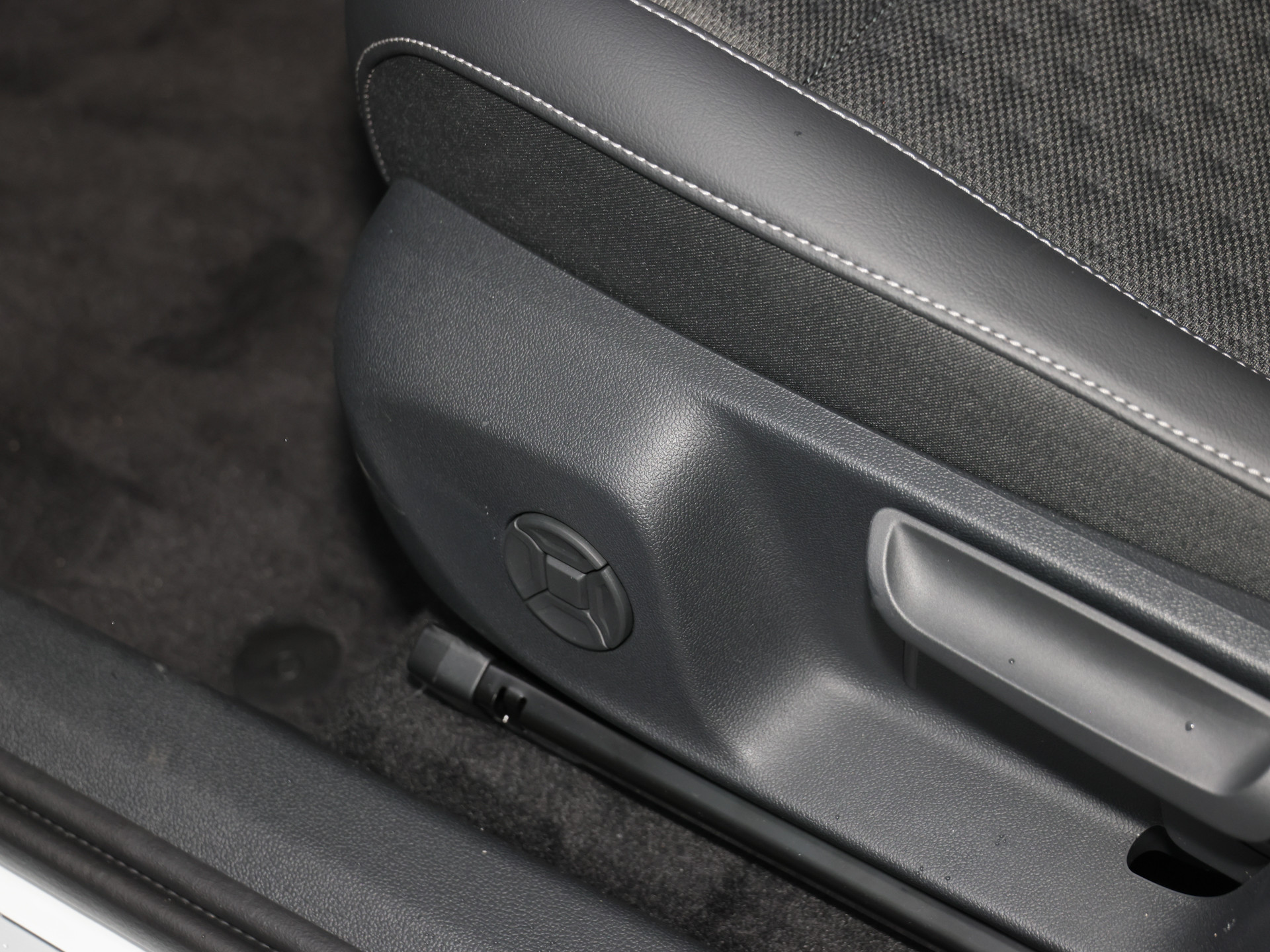 T-Roc R-Line 1.5 eTSI DSG +NEUES MODELL+