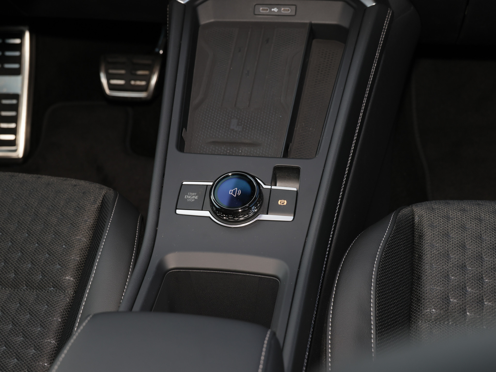 T-Roc 1.5eTSI DSG R-LINE +AHK+19