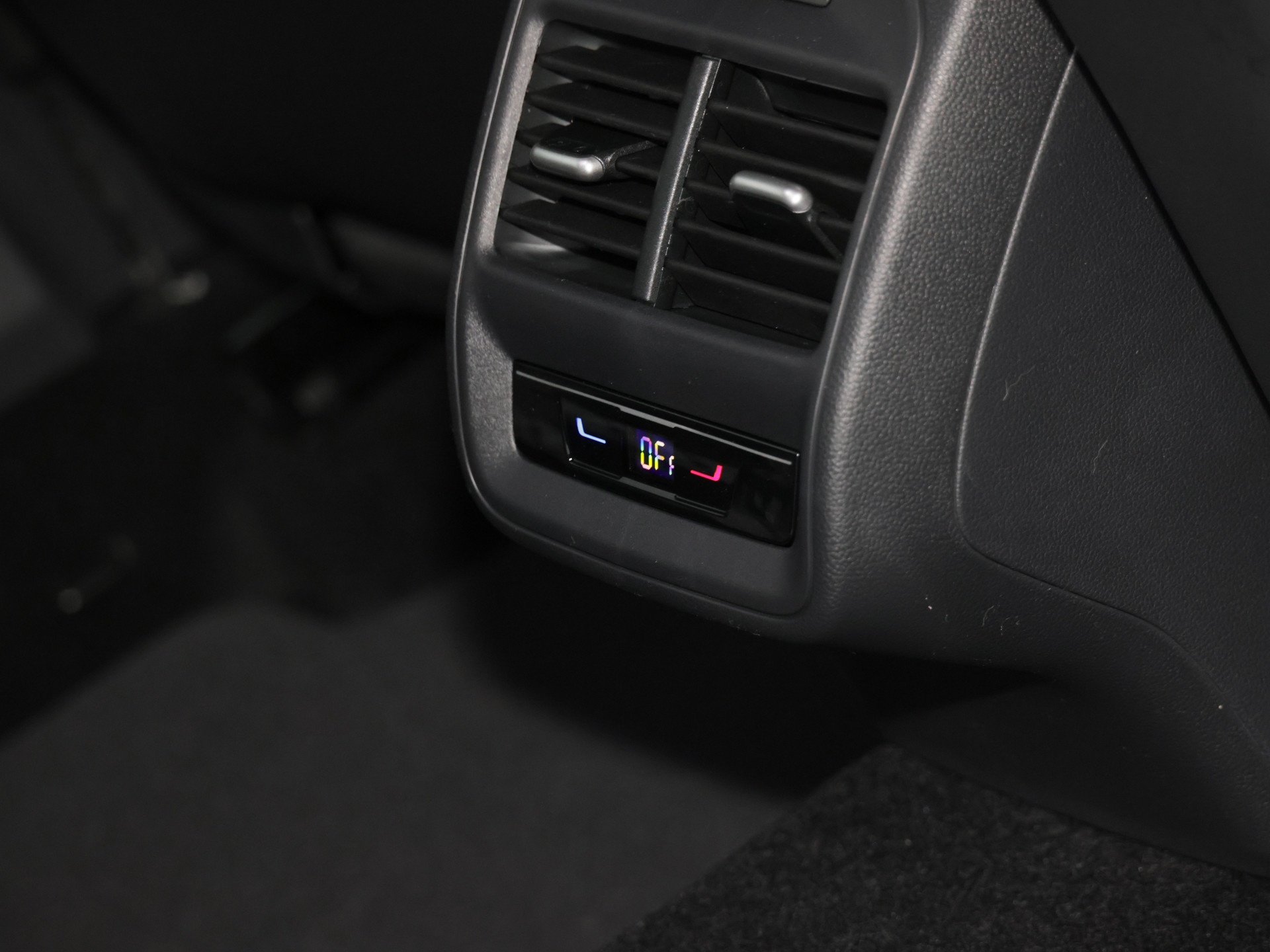 Passat 2.0TDI R-LINE +AHK+WINTERRÄDER+