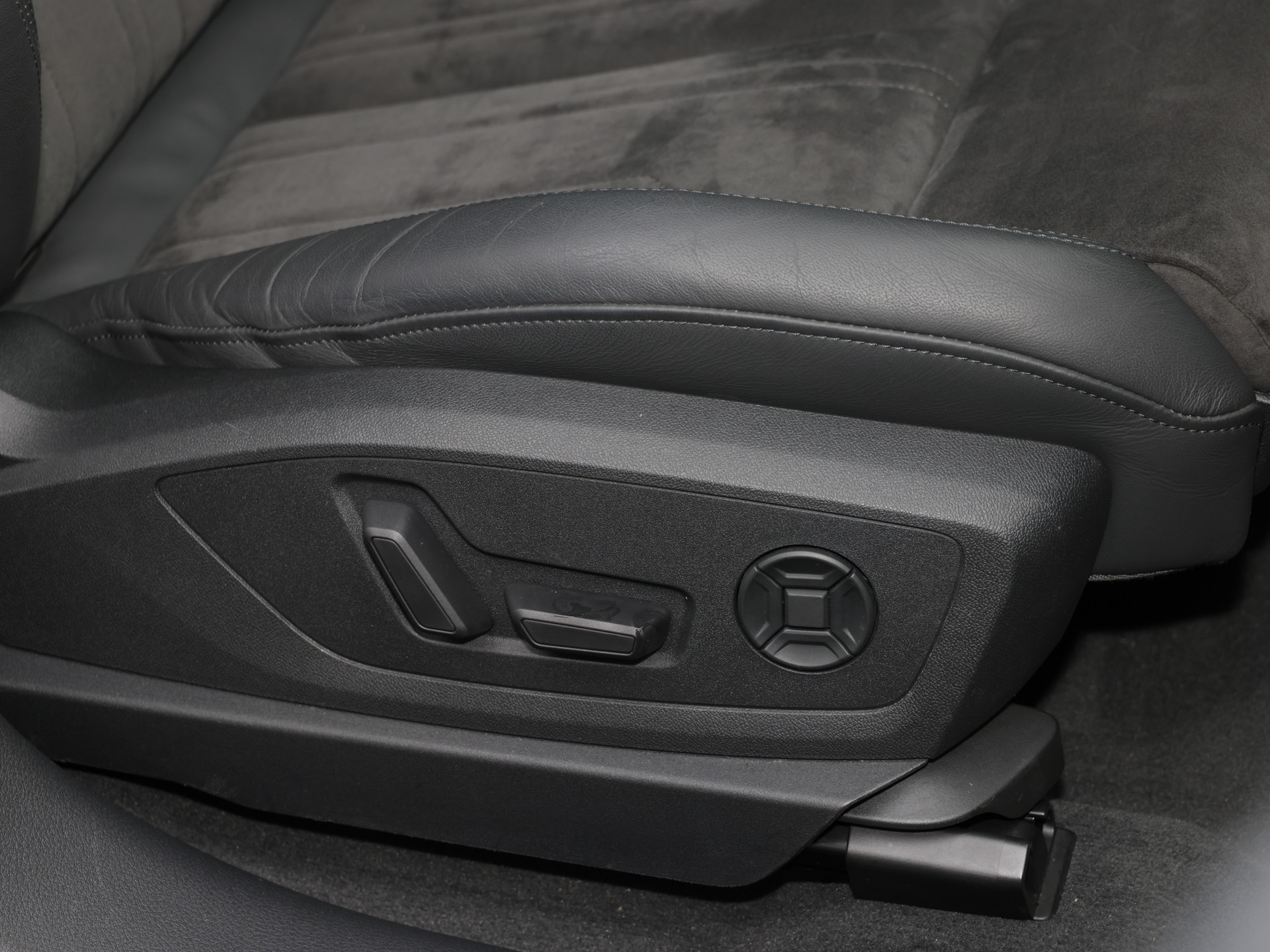 e-tron 50 quattro +S line+AHK+ASSISTENTEN+