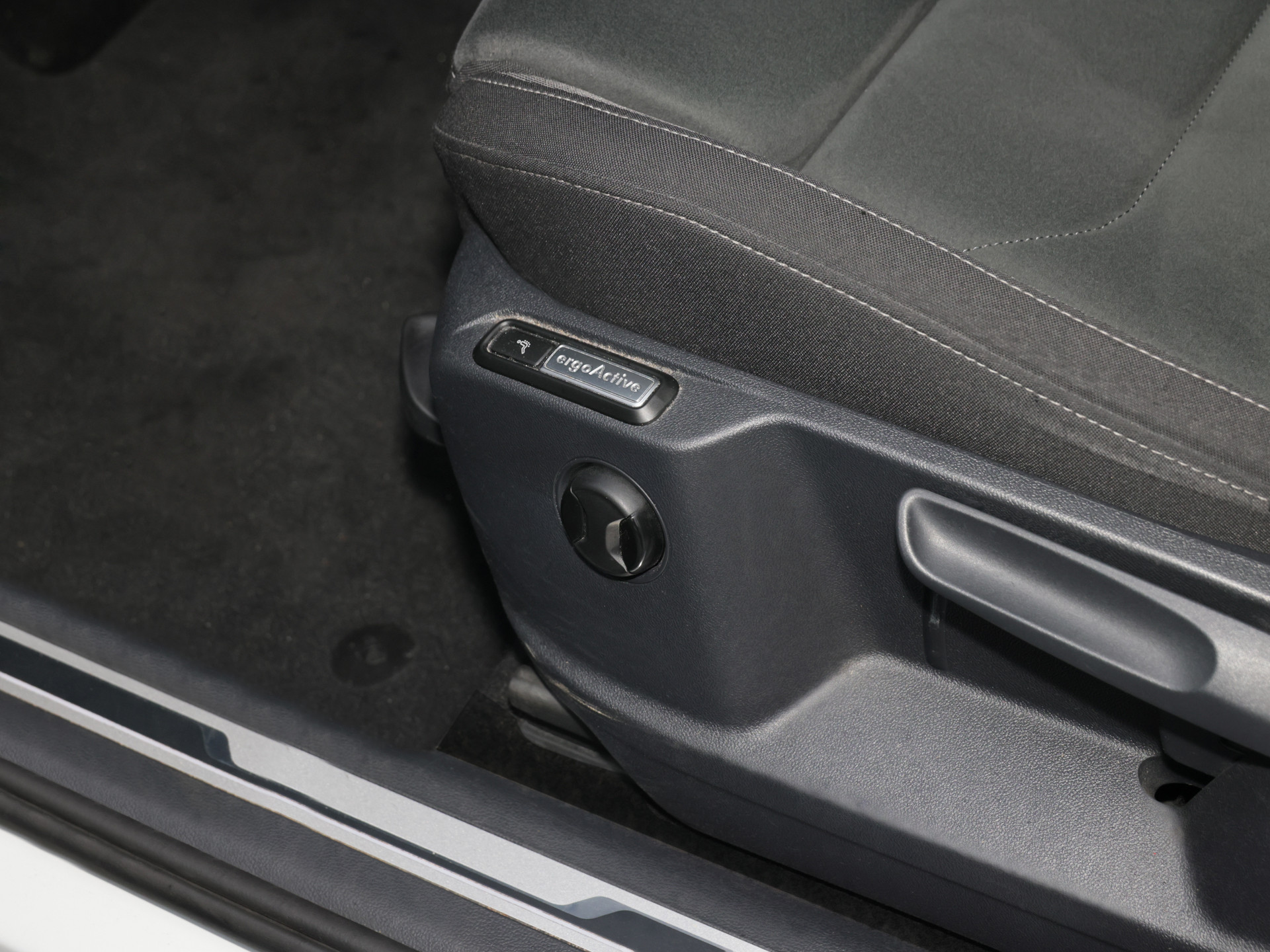 Tiguan 2.0TDI Elegance +ERGO+PANO+REAR-CAM