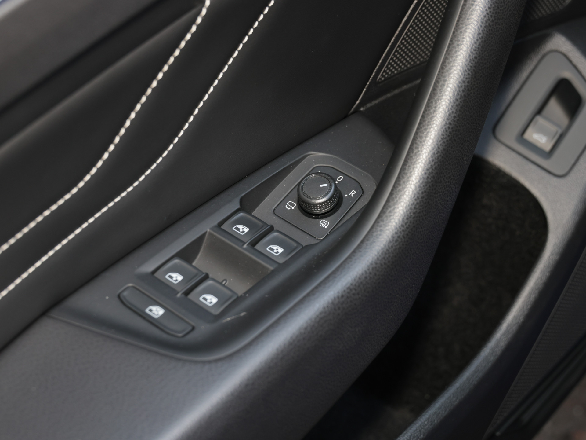 Passat Variant 2.0TSI DSG R-LINE +AHK+EASY-OPEN+