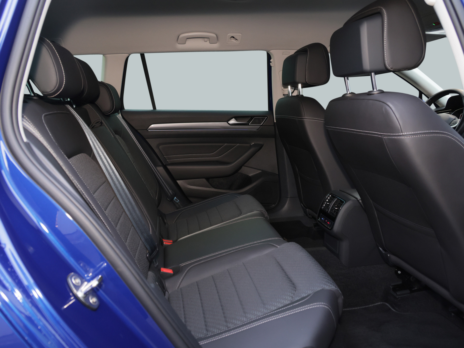 Passat Variant 2.0TSI DSG R-LINE +AHK+EASY-OPEN+