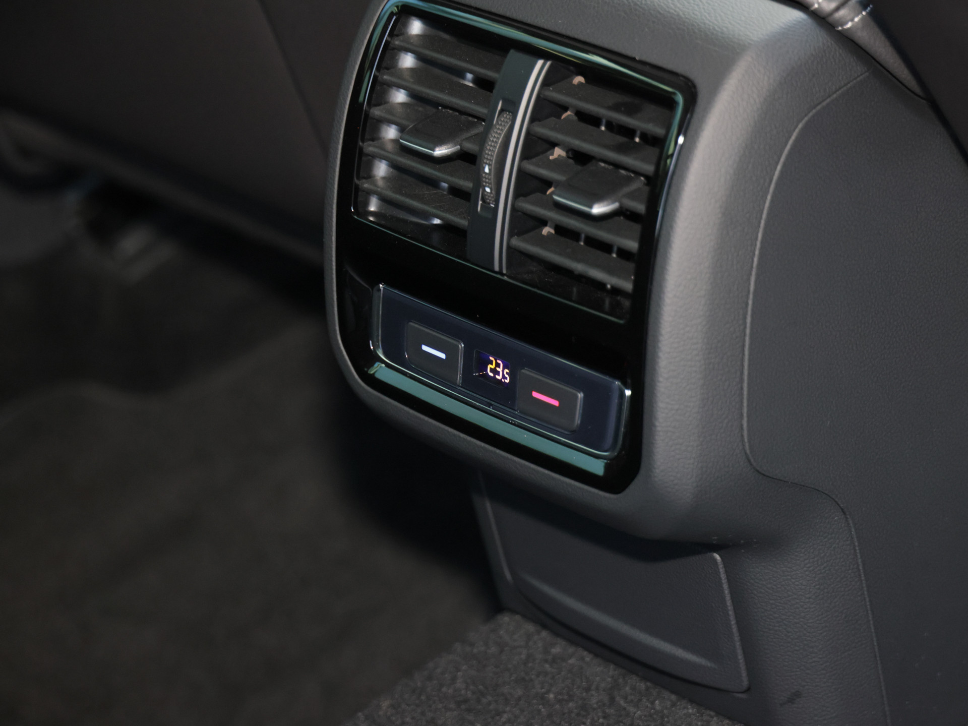 Passat Variant 2.0TSI DSG R-LINE +AHK+EASY-OPEN+