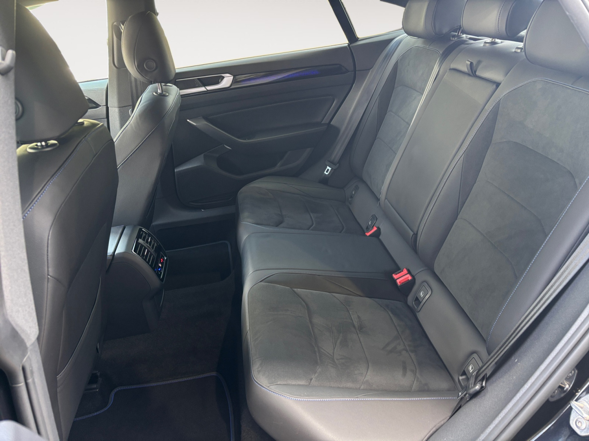 Arteon 2.0TSI R +LEDER+AHK+IQ-LIGHT+