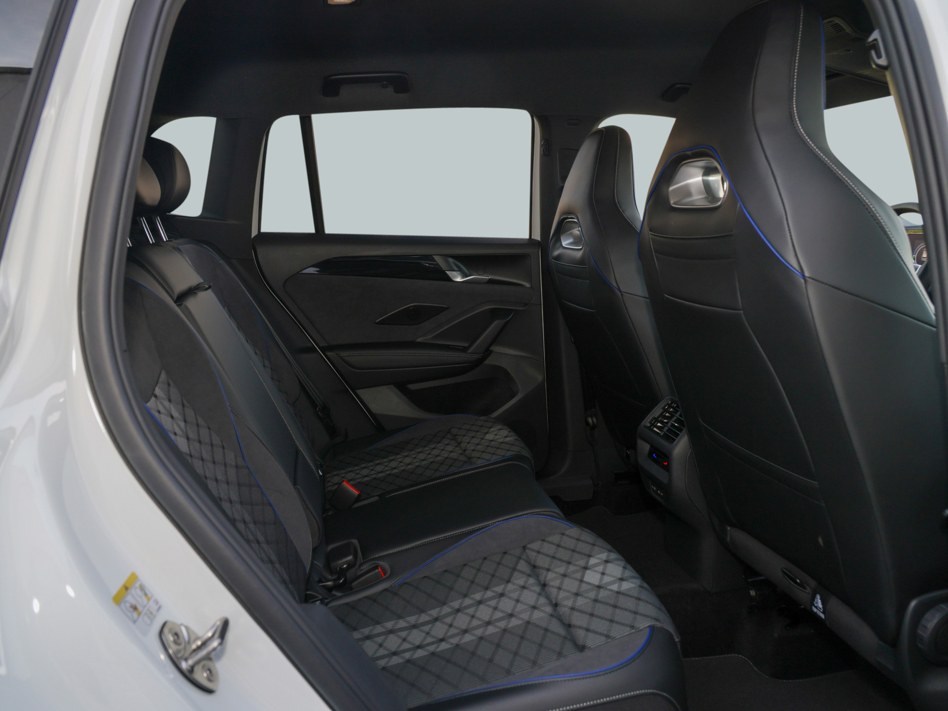 Tiguan 1.5 eHybrid R-Line +AHK+DCC+NAVI+