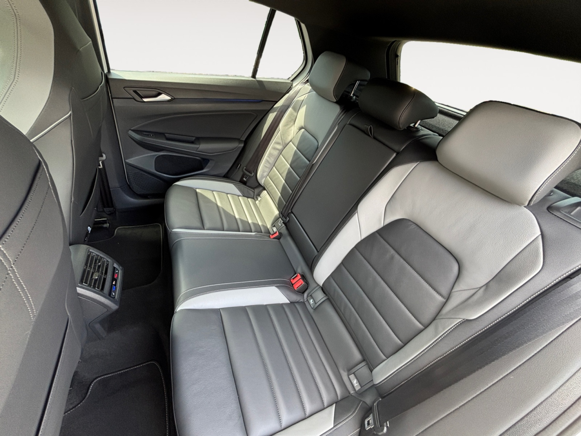 Golf VIII 1.4TSI DSG GTE +DCC+LEDER-