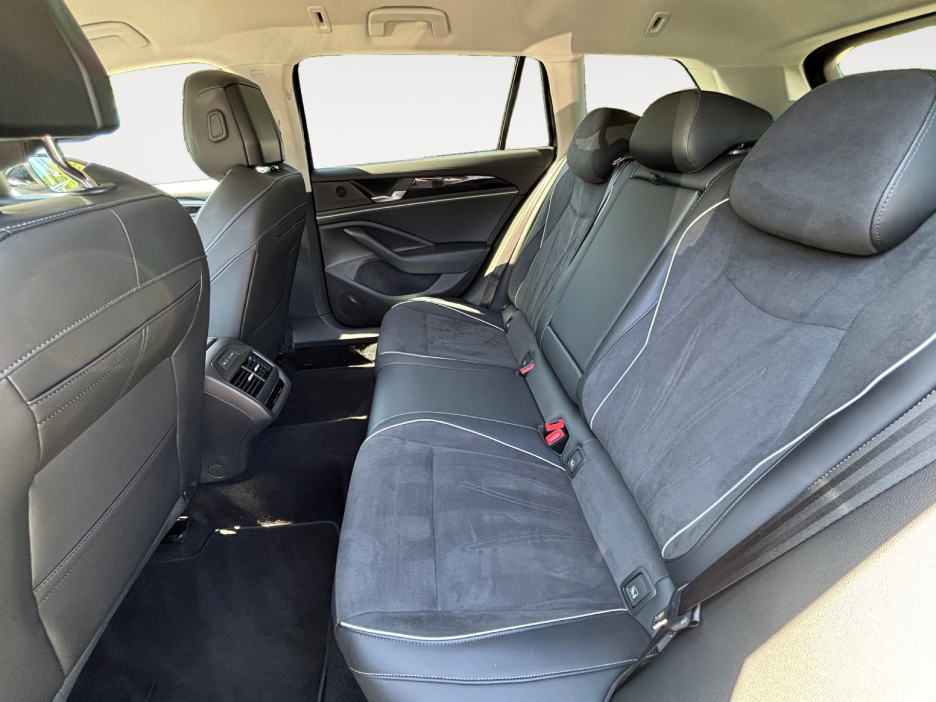 Passat Variant 1.5TSI DSG +AHK+EL.SITZE+AREA-VIEW