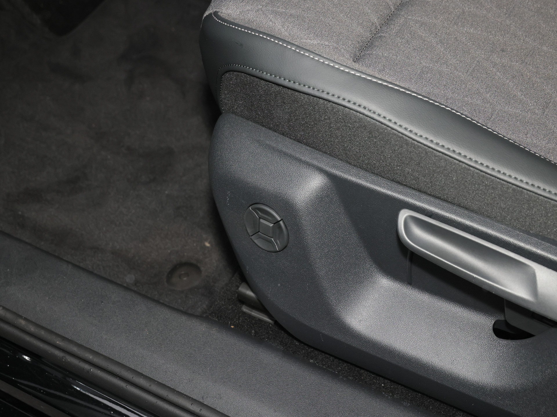 Tiguan 1.5 eHybrid Life +AHK+NAVI+4SEASON+