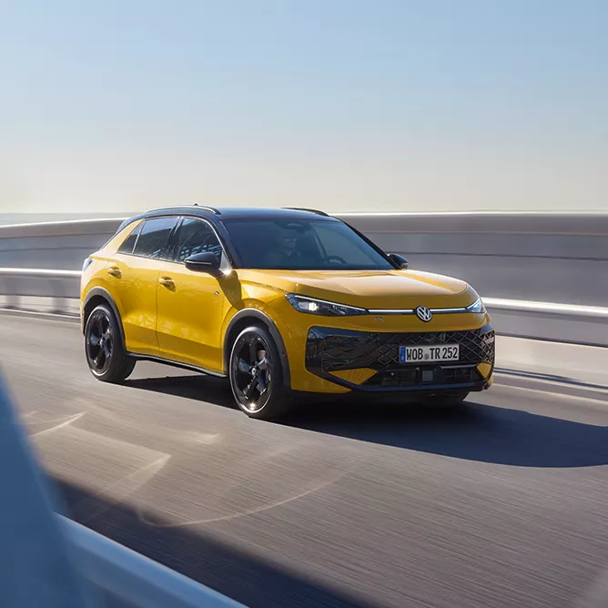 TC1279_yellow_T-Roc_driving_on_bridge