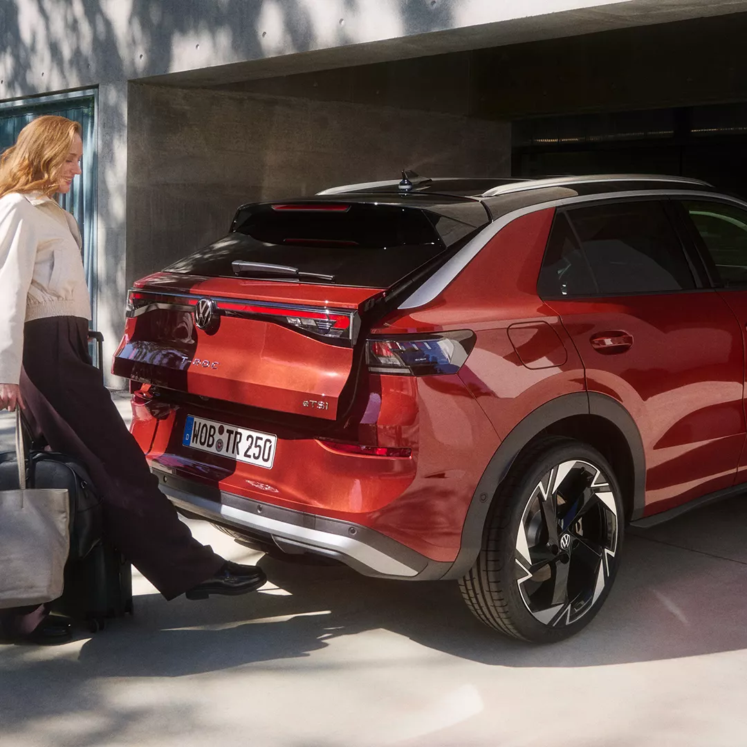 TC1308_T-Roc_woman_using_virtual_pedal_feature